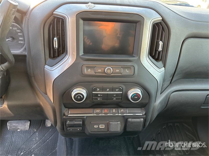 GMC 3500HD 4x4 Extended Cab Pickup Muu