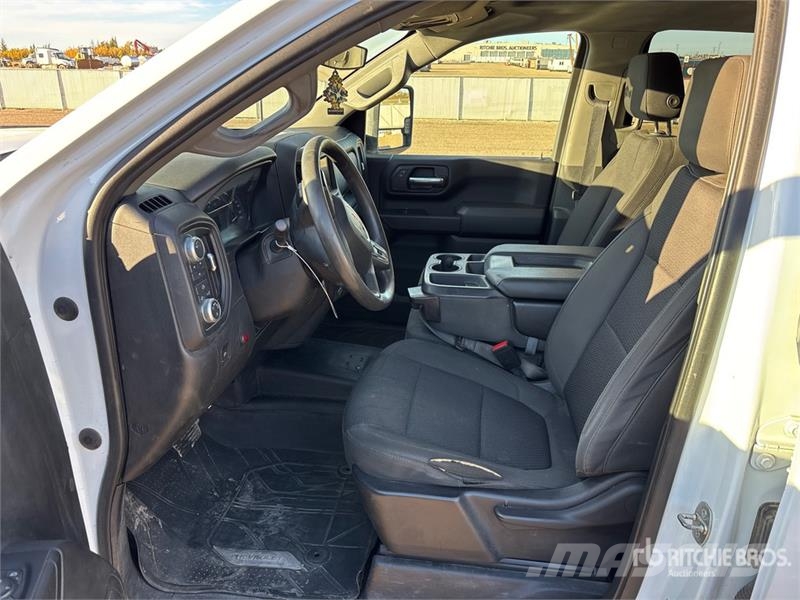 GMC 3500HD 4x4 Extended Cab Pickup Muu