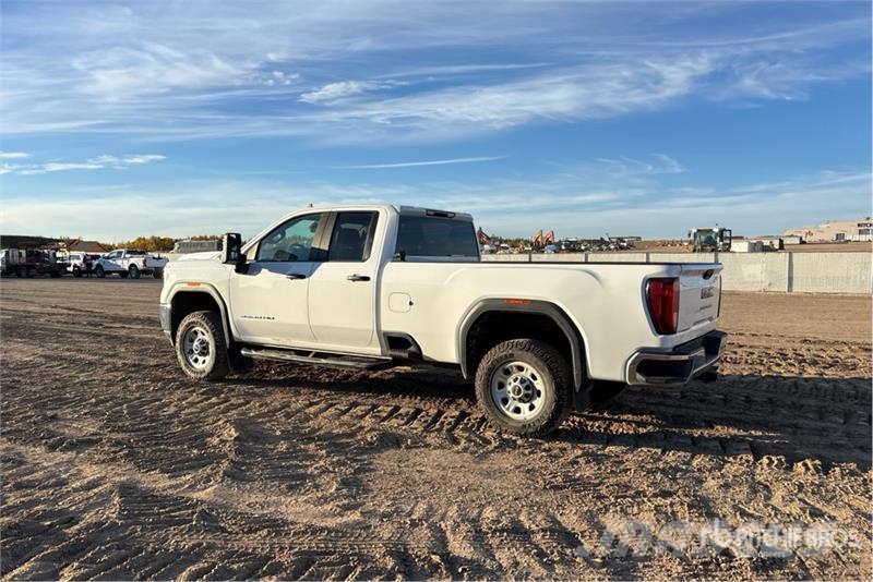 GMC 3500HD 4x4 Extended Cab Pickup Muu