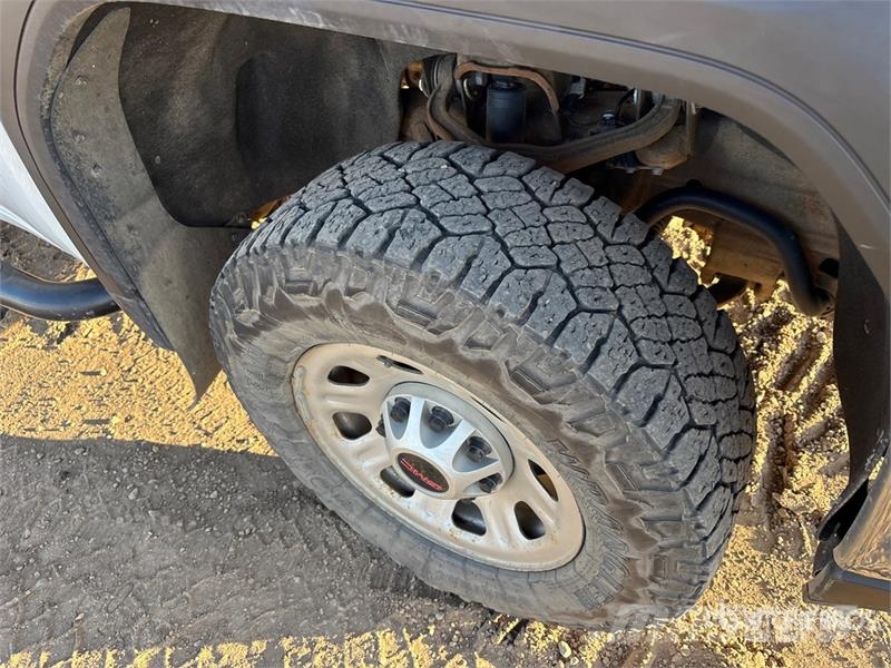 GMC 3500HD 4x4 Extended Cab Pickup Muu