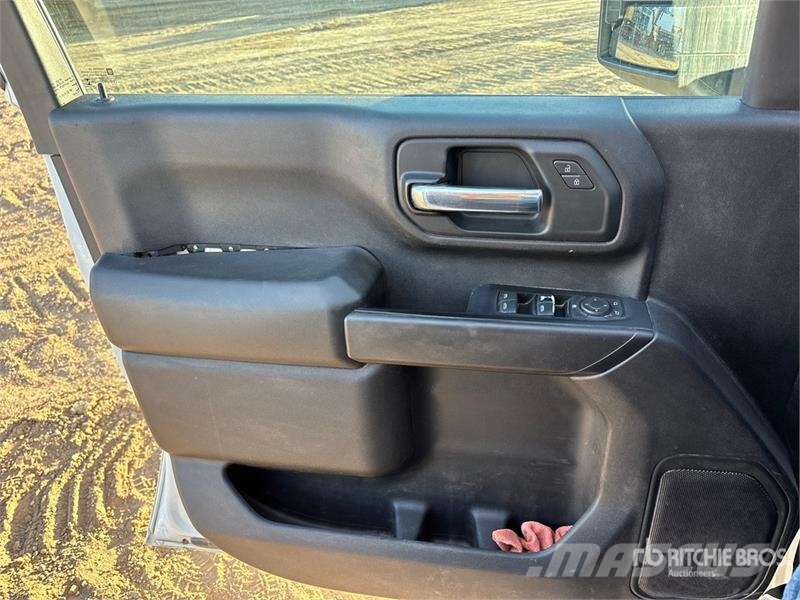 GMC 3500HD 4x4 Extended Cab Pickup Muu
