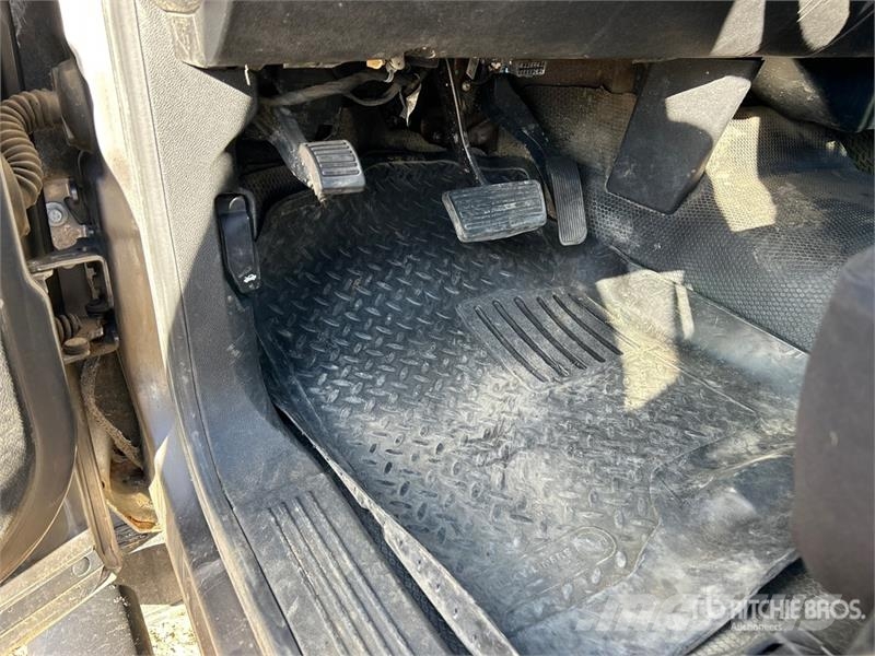 GMC 3500HD SLE 4x4 Crew Cab Pickup Egyéb