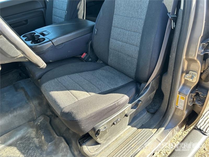 GMC 3500HD SLE 4x4 Crew Cab Pickup Egyéb