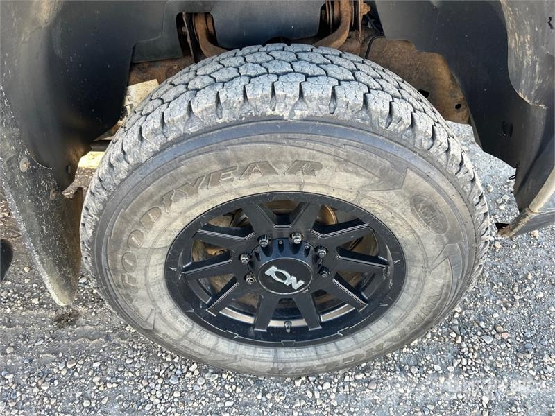 GMC 3500HD SLE 4x4 Crew Cab Pickup Egyéb