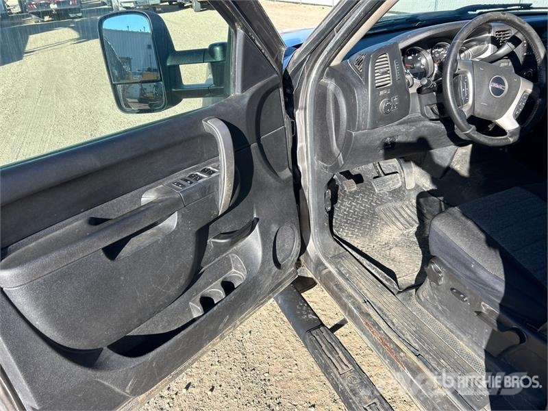GMC 3500HD SLE 4x4 Crew Cab Pickup Egyéb