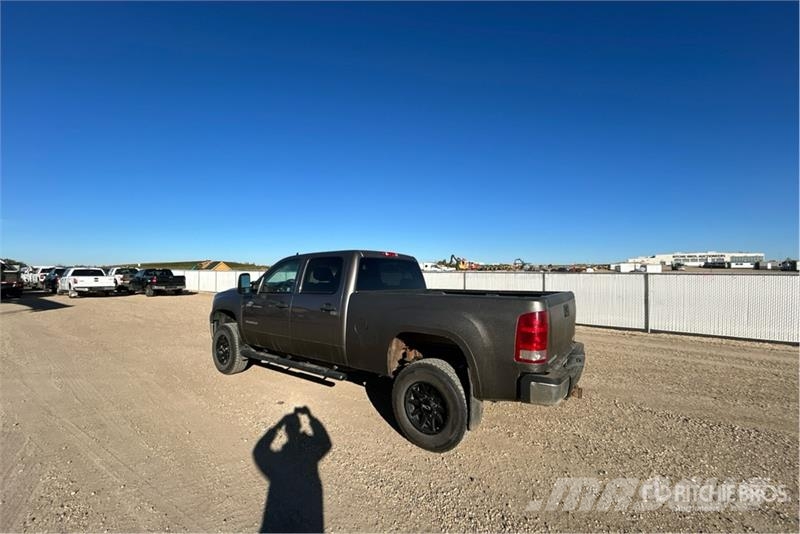 GMC 3500HD SLE 4x4 Crew Cab Pickup Egyéb