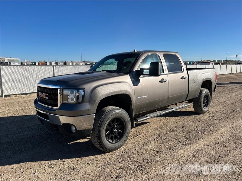 GMC 3500HD SLE 4x4 Crew Cab Pickup Egyéb