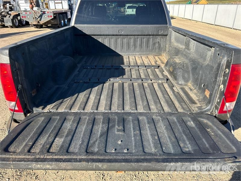 GMC 3500HD SLE 4x4 Crew Cab Pickup Egyéb