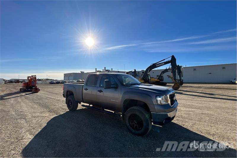 GMC 3500HD SLE 4x4 Crew Cab Pickup Egyéb