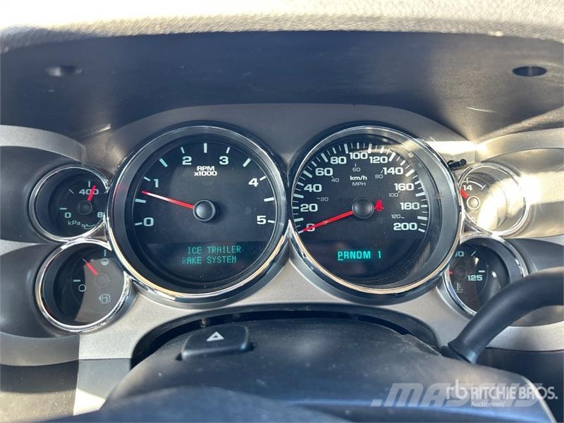 GMC 3500HD SLE 4x4 Crew Cab Pickup Egyéb