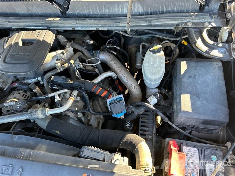 GMC 3500HD SLE 4x4 Crew Cab Pickup Egyéb