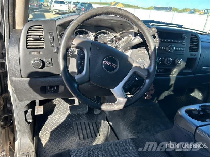 GMC 3500HD SLE 4x4 Crew Cab Pickup Egyéb