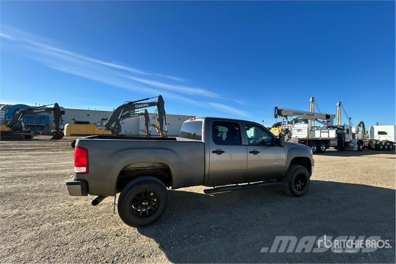 GMC 3500HD SLE 4x4 Crew Cab Pickup Egyéb