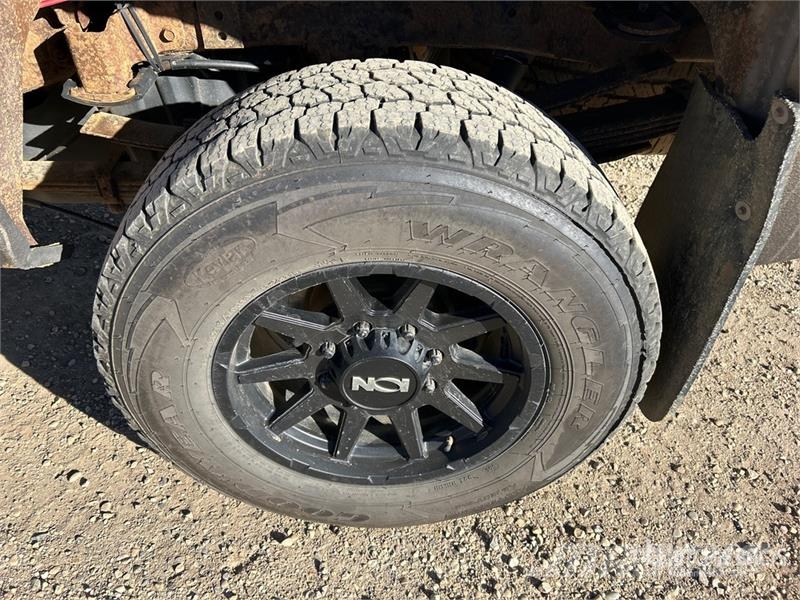 GMC 3500HD SLE 4x4 Crew Cab Pickup Egyéb
