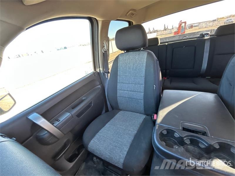 GMC 3500HD SLE 4x4 Crew Cab Pickup Egyéb