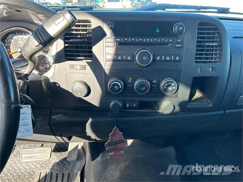 GMC 3500HD SLE 4x4 Crew Cab Pickup Egyéb