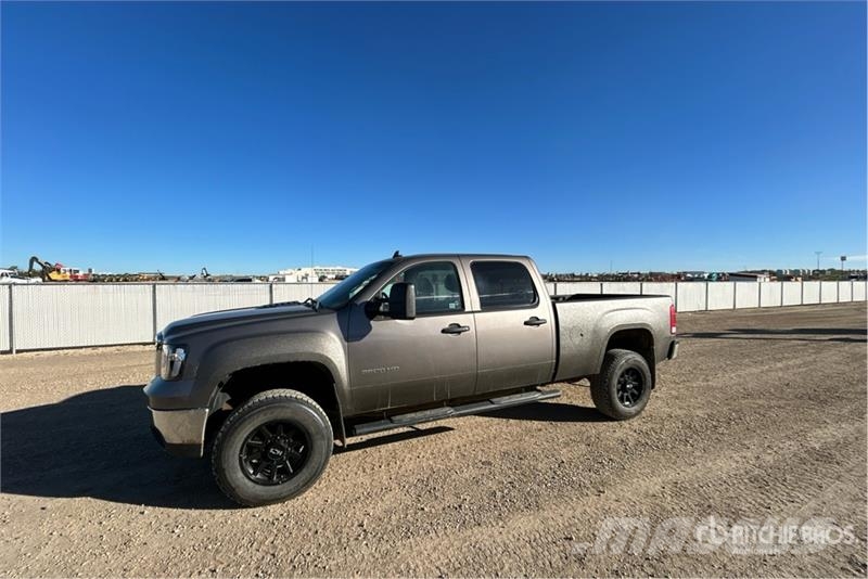 GMC 3500HD SLE 4x4 Crew Cab Pickup Egyéb