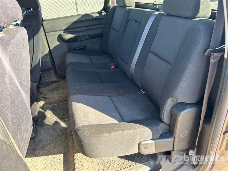 GMC 3500HD SLE 4x4 Crew Cab Pickup Egyéb