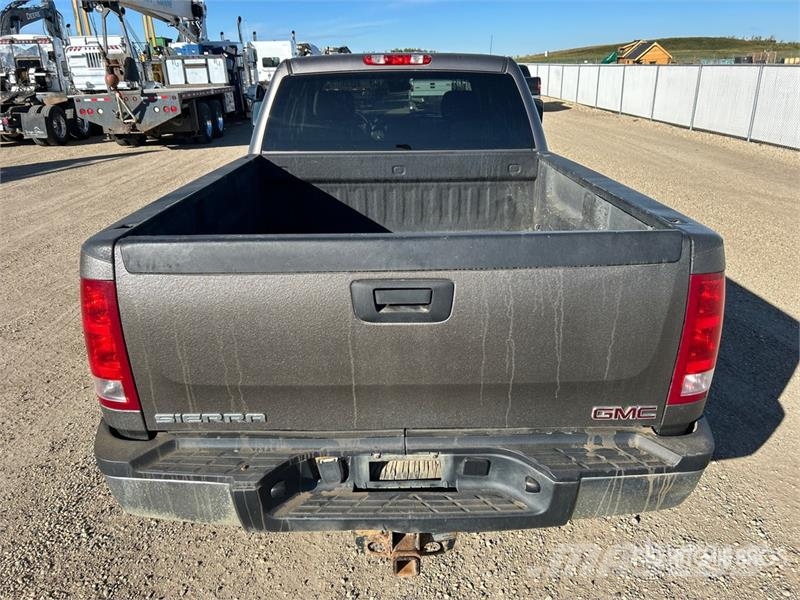 GMC 3500HD SLE 4x4 Crew Cab Pickup Egyéb