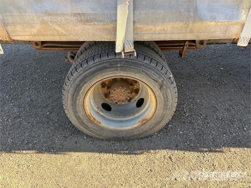 GMC C6500 4x2 Curtain Side Truck Тентовані вантажівки