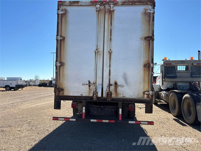 GMC C6500 4x2 Curtain Side Truck Тентовані вантажівки