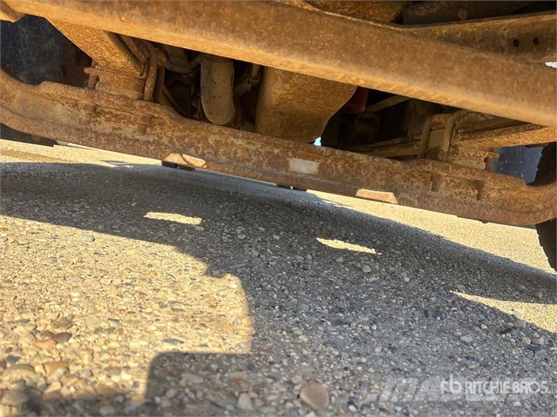 GMC C6500 4x2 Curtain Side Truck Тентовані вантажівки