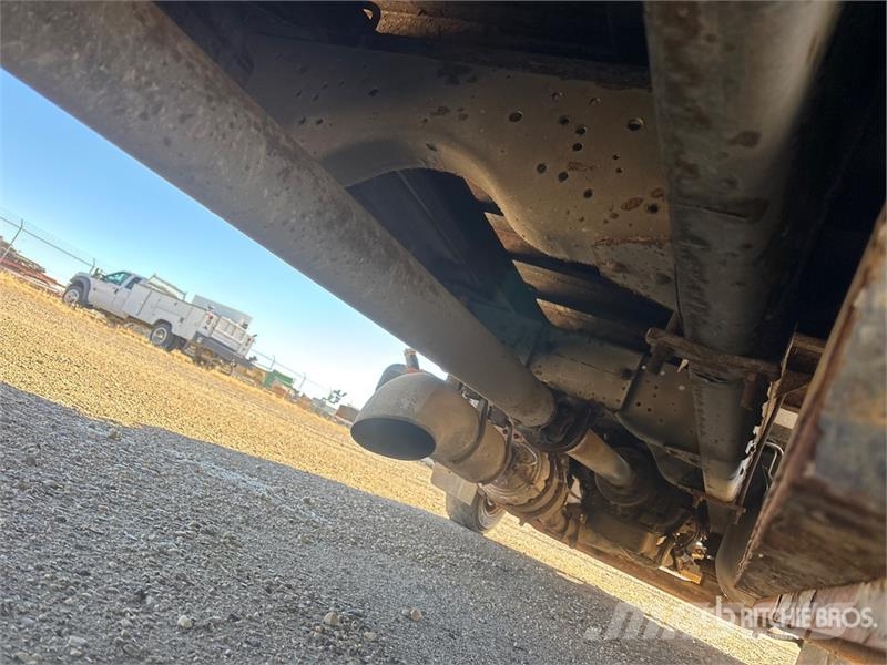 GMC C6500 4x2 Curtain Side Truck Тентовані вантажівки