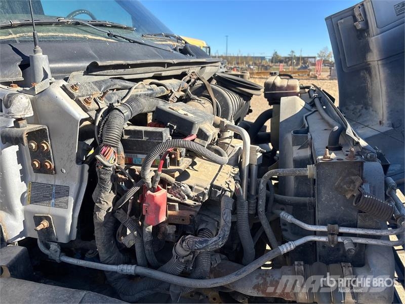 GMC C6500 4x2 Curtain Side Truck Тентовані вантажівки