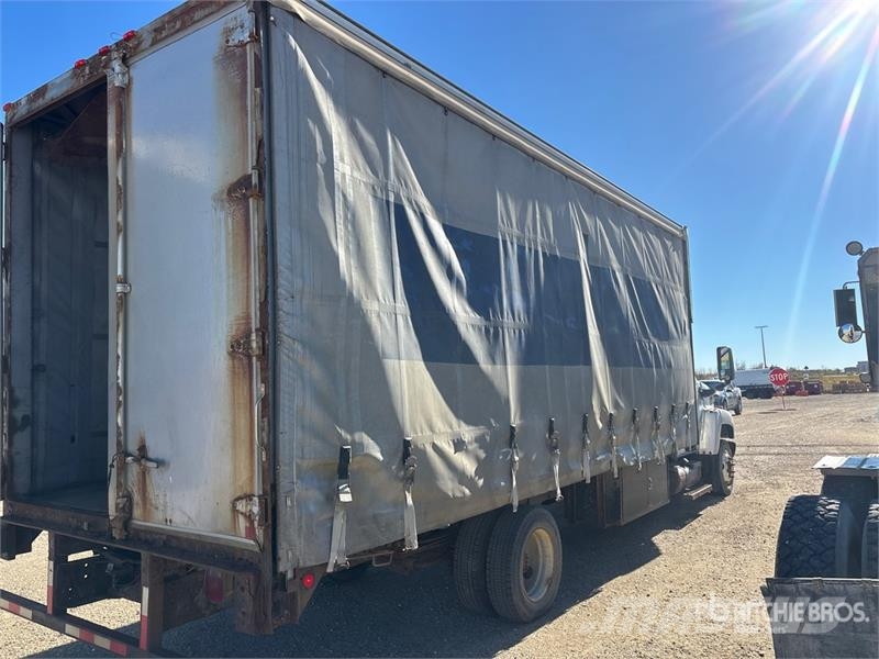GMC C6500 4x2 Curtain Side Truck Тентовані вантажівки