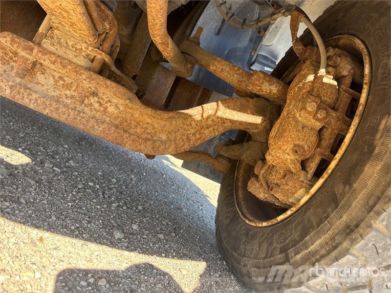 GMC C6500 4x2 Curtain Side Truck Тентовані вантажівки