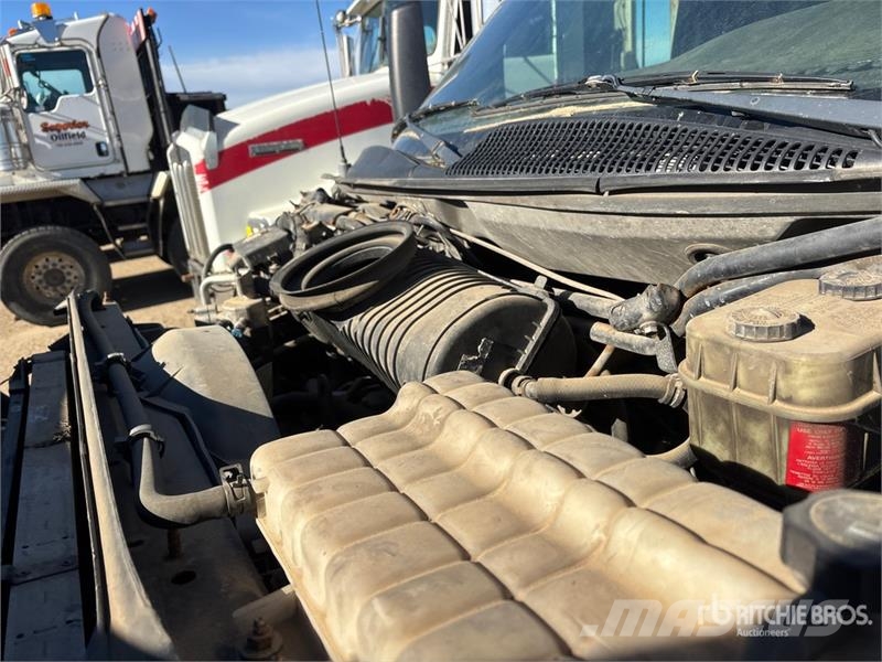 GMC C6500 4x2 Curtain Side Truck Тентовані вантажівки