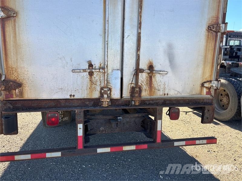 GMC C6500 4x2 Curtain Side Truck Тентовані вантажівки
