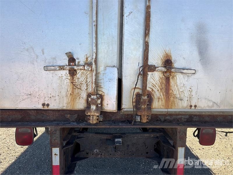 GMC C6500 4x2 Curtain Side Truck Тентовані вантажівки