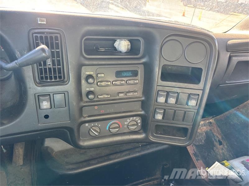 GMC C6500 4x2 Curtain Side Truck Тентовані вантажівки