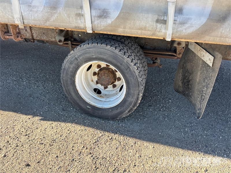 GMC C6500 4x2 Curtain Side Truck Тентовані вантажівки