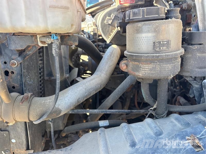 GMC C6500 4x2 Curtain Side Truck Тентовані вантажівки
