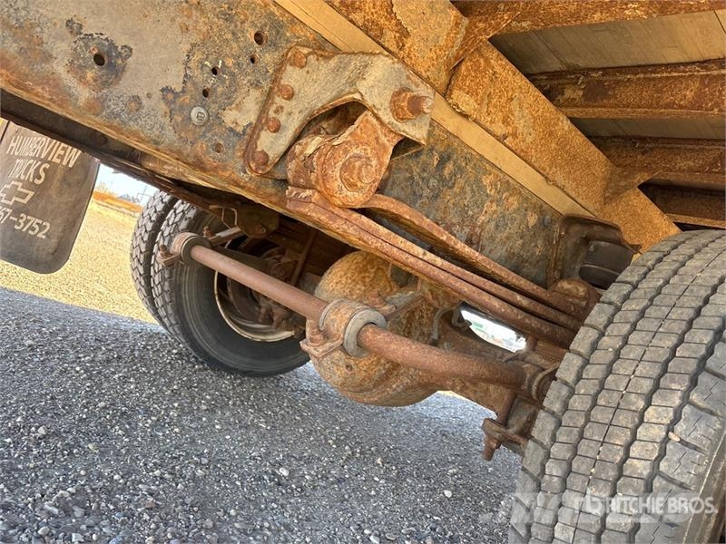 GMC C6500 4x2 Curtain Side Truck Тентовані вантажівки