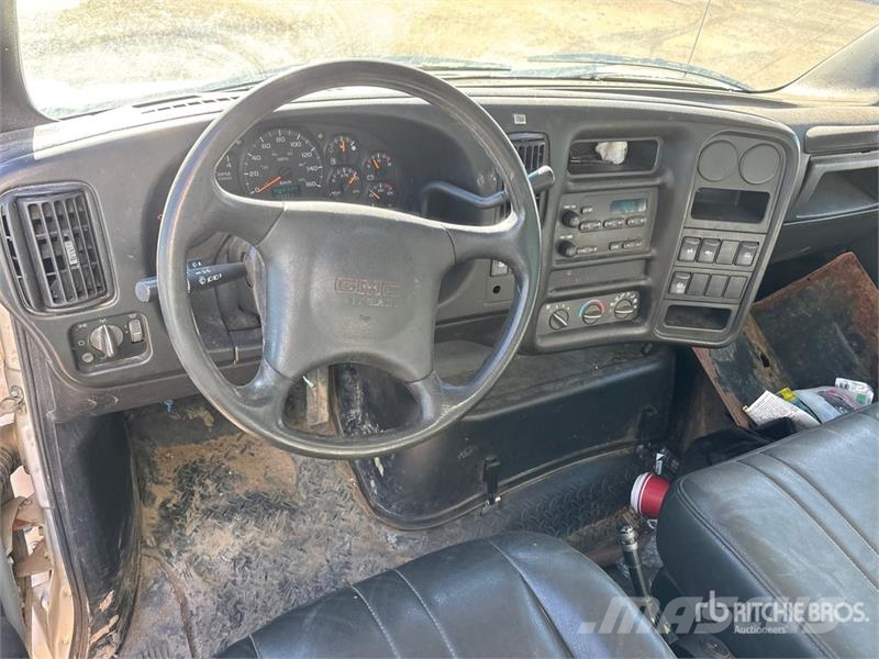 GMC C6500 4x2 Curtain Side Truck Тентовані вантажівки