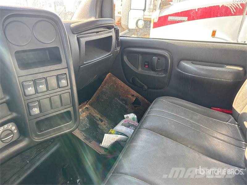 GMC C6500 4x2 Curtain Side Truck Тентовані вантажівки