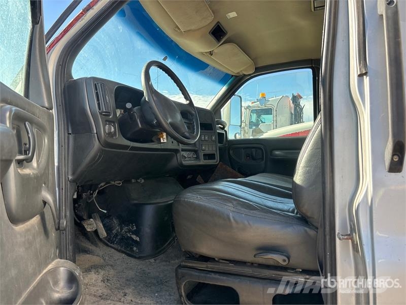 GMC C6500 4x2 Curtain Side Truck Тентовані вантажівки