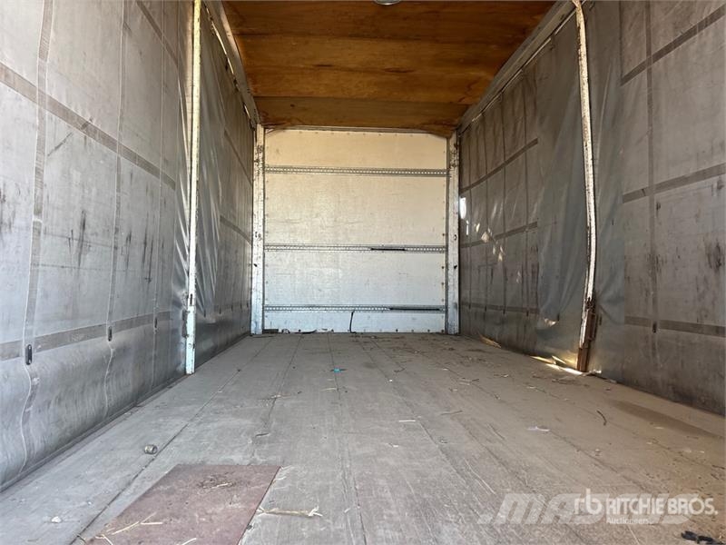GMC C6500 4x2 Curtain Side Truck Тентовані вантажівки