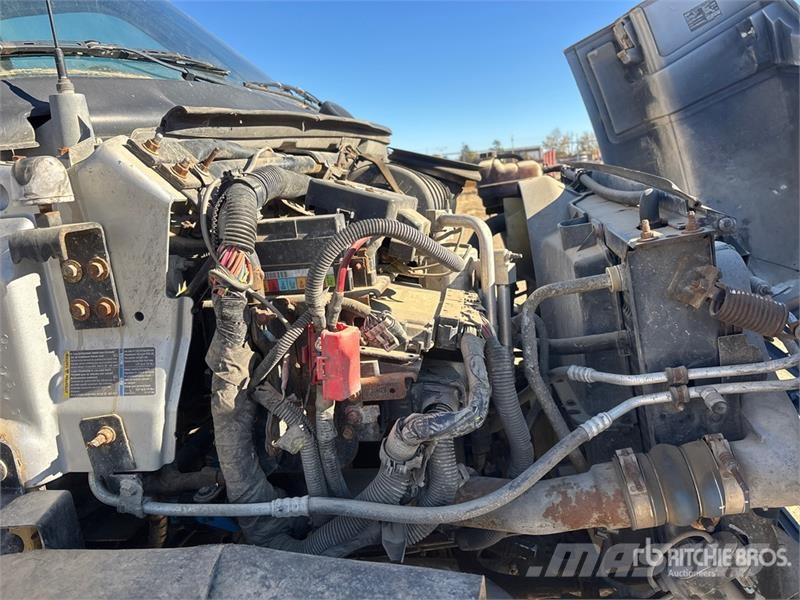 GMC C6500 4x2 Curtain Side Truck Тентовані вантажівки