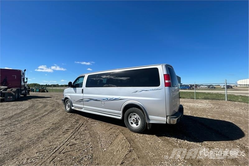 GMC Savana 15 Passenger Van Furgonetas cerradas