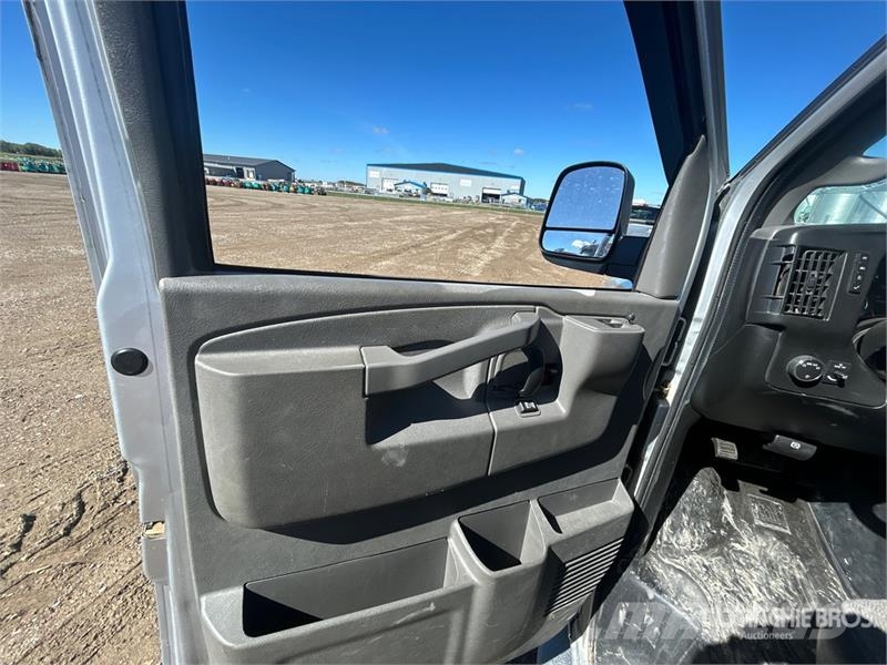 GMC Savana 15 Passenger Van Furgonetas cerradas