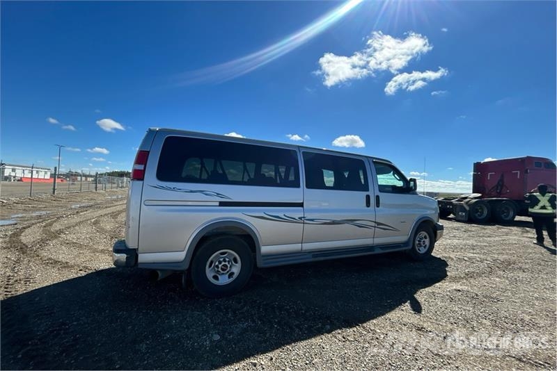 GMC Savana 15 Passenger Van Furgonetas cerradas