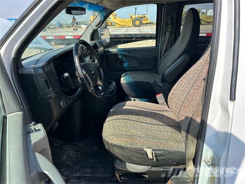 GMC Savana 3500 10 Passenger Van Transporterek