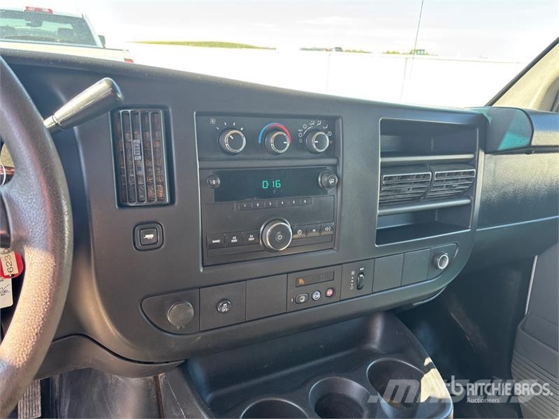 GMC Savana 8 Passenger Van Krovininiai furgonai