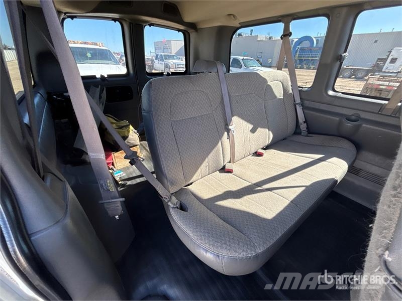 GMC Savana 8 Passenger Van Krovininiai furgonai