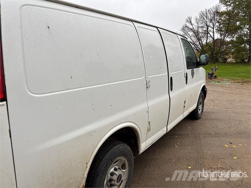 GMC Savana Cargo Van Busy / Vany