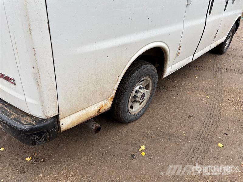 GMC Savana Cargo Van Busy / Vany
